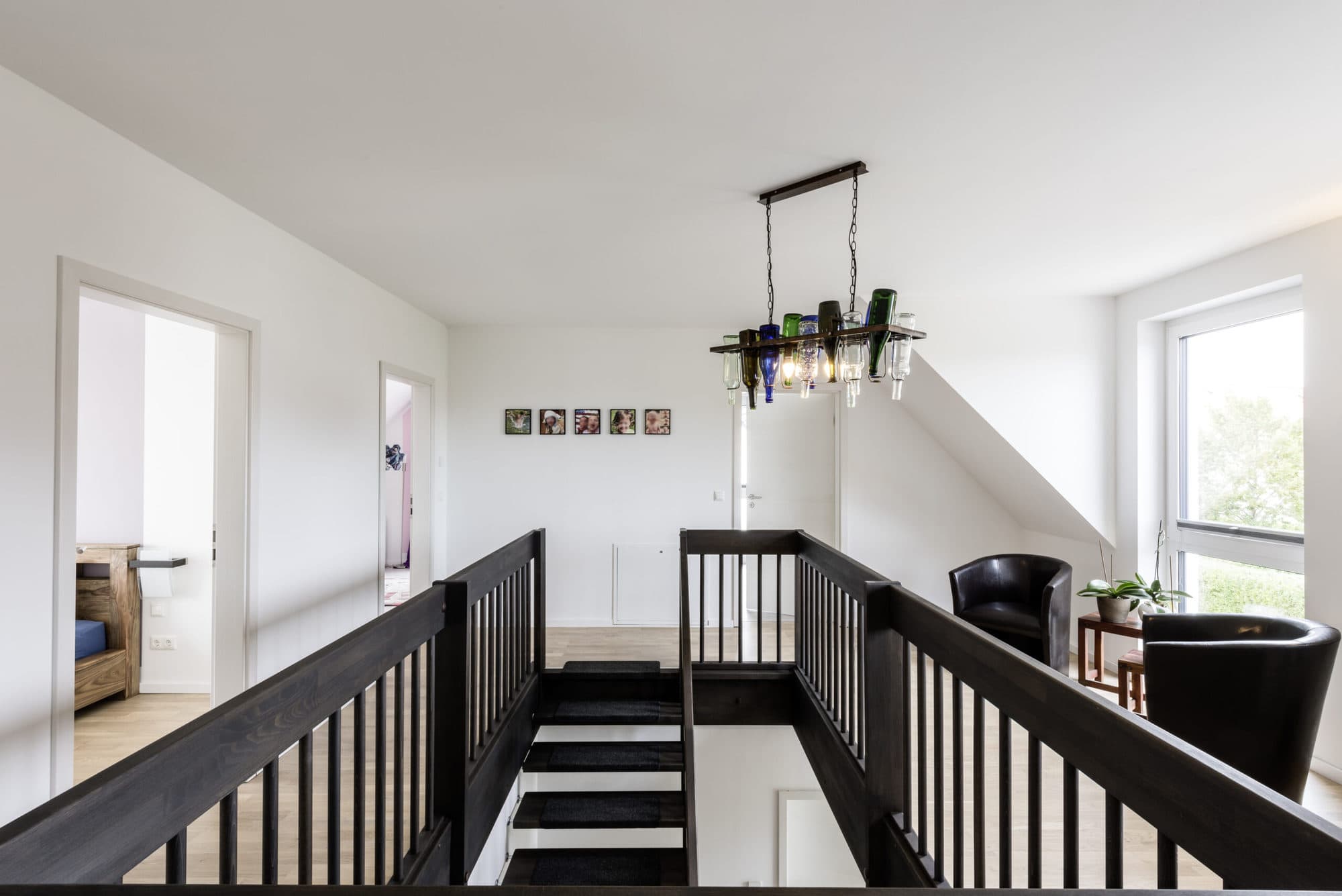 einfamilienhaus-treppe-holz-luftraum-treppenauge